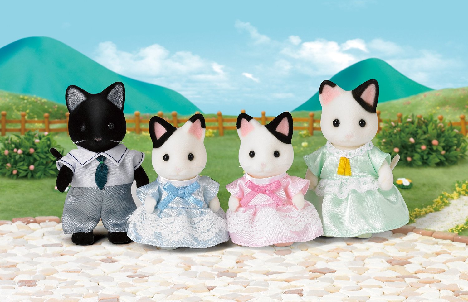 Sylvanian Families - Семья чёрно-белых котов  